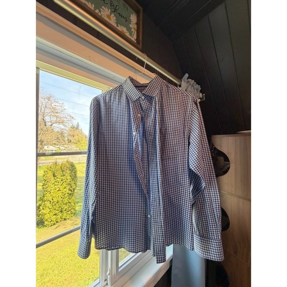 Men's classic button down perfect for any occasion by IZOD - Size Large for